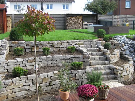 Gartengestaltung Mit Trockenmauern Und Einer Holzterrasse In W lfrath 